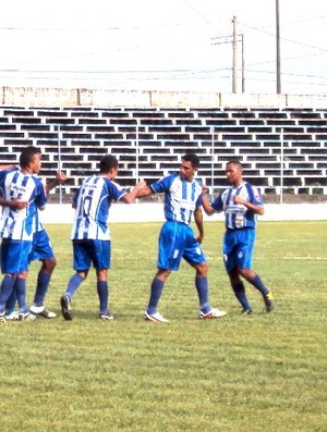 A cada gol, jogadores do São Raimundo faziam festa entre si (Foto: Adeilson Albuquerque/GLOBOESPORTE.COM)