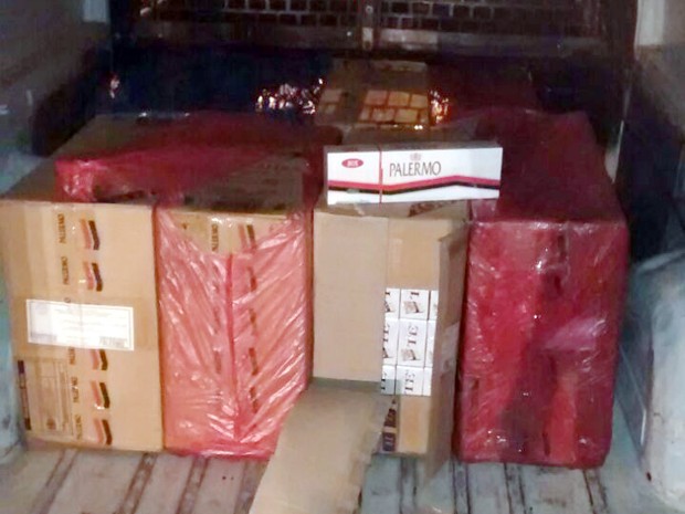 Polícia apreende cigarros contrabandeados na MG-050, em Passos (Foto: Polícia Rodoviária Estadual) Polícia apreende cigarros contrabandeados na MG-050, em Passos (Foto: Polícia Rodoviária Estadual)
