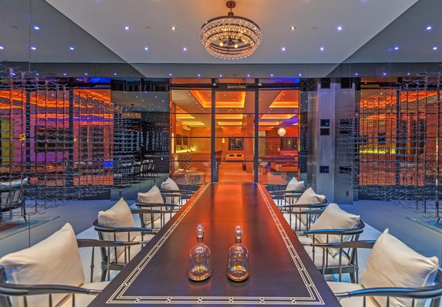 Dentro da mansão em Los Angeles, um sistema controla a iluminação para criar ambientes próprios para festas (Foto: Simon Berlyn/Ginger Glass of Coldwell Banker Previews International)