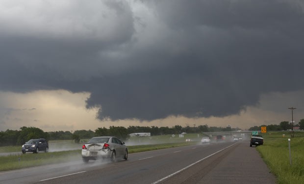 Nuvens carregadas sobre a rodovia interestadual 35, próximo a Purcell, no estado americano de Oklahoma, nesta quinta-feira (30) (Foto: AP)