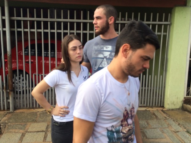 Três dos quatro filhos do cinegrafista Ari Júnior aguardam informações em Trindade, Goiás (Foto: Vitor Santana/G1)