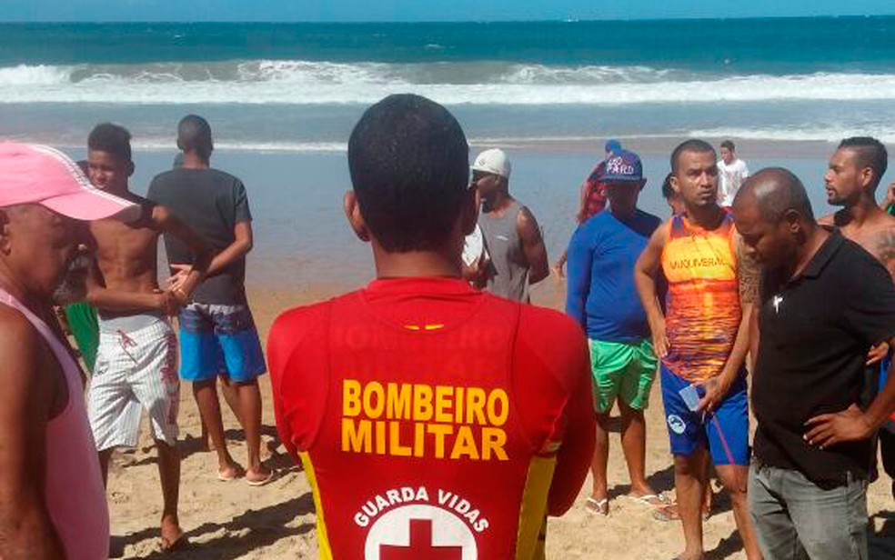 Bombeiros encontram corpo de um dos adolescentes que sumiram no mar da Barra ao buscar bola (Foto: Divulgação/Corpo de Bombeiros Militar)