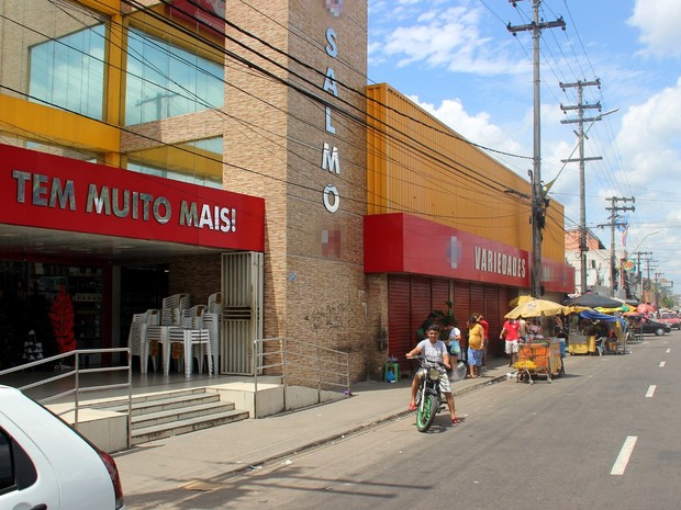 Vítima foi baleada em frente à loja de variedades na Zona Norte (Foto: Rickardo Marques/G1 AM)