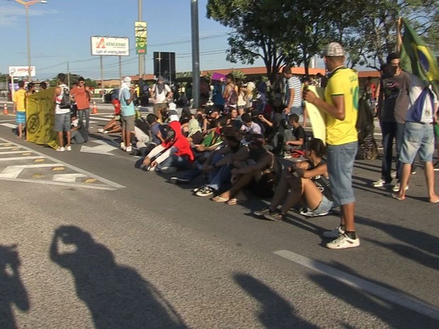 Grupo pequeno de manifestantes bloqueou acesso de táxis ao Aeoporto Pinto Martins (Foto: TV Verdes Mares/Reprodução)