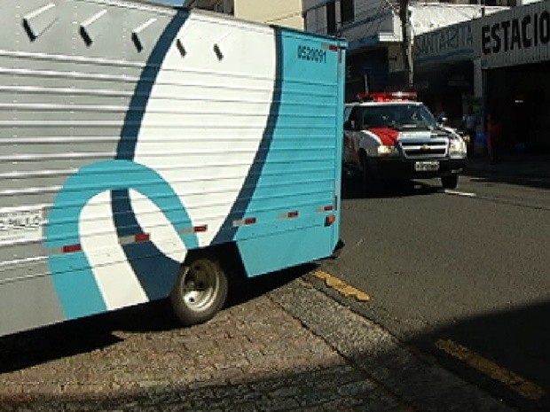 Escolta feita por policiais para caminhão com detentos em Rio Preto (Foto: Reprodução / TV Tem)