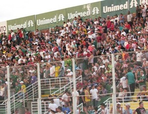 Estádio Ronaldo Junqueira em dia de jogo. (Foto: Priscila Loiola)