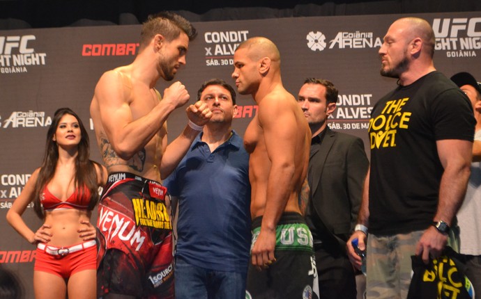 Carlos Condit e Thiago Pitbull na pesagem do UFC Goiânia (Foto: Raphael Marinho)