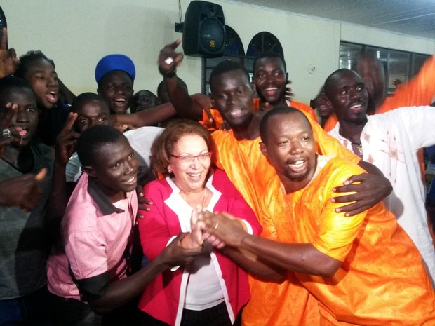 Em visita ao abrigo no Acre, ministra pediu que imigrantes procurem embaixadas brasileiras (Foto: Yuri Marcel/G1)