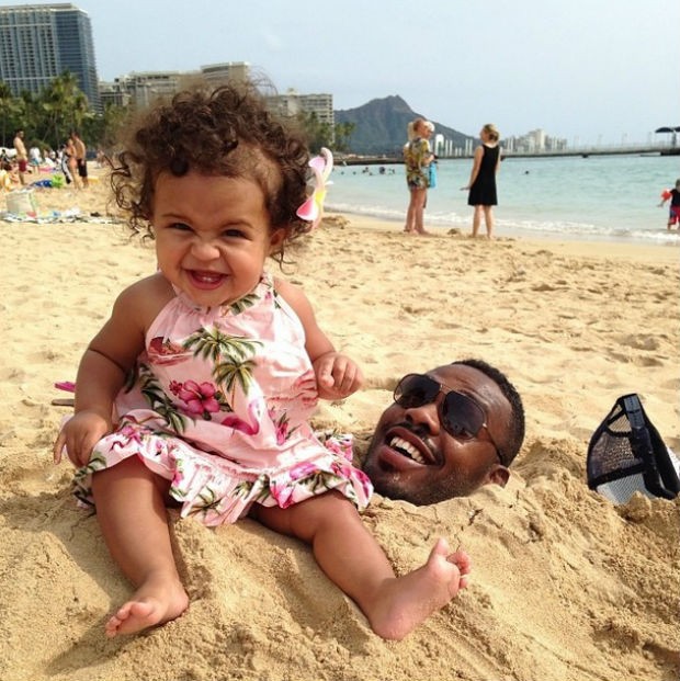 Jon Jones e filha na praia (Foto: Reprodução/Instagram)