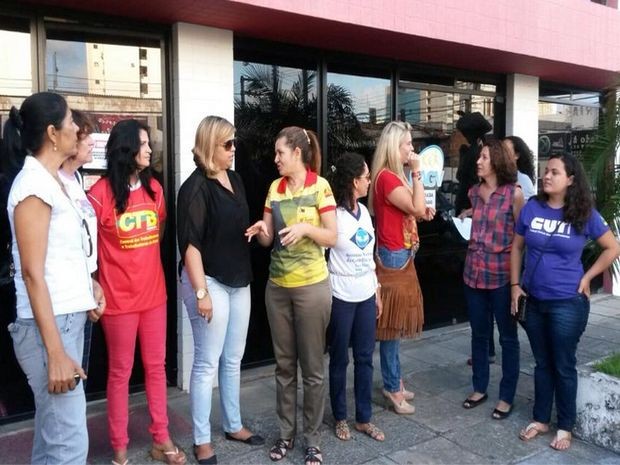 Mulheres vão a Delegacia de Vulneráveis para prestar queixa contra vereador (Foto: Anta Fontes/TV Sergipe)