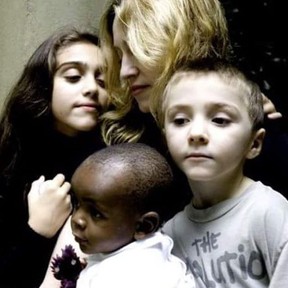 Madonna em foto antiga com os filhos, Lourdes Maria, David Banda e Rocco (Foto: Instagram)