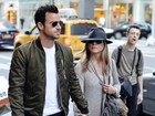 Jennifer Aniston deixa restaurante e homem na rua faz careta para foto