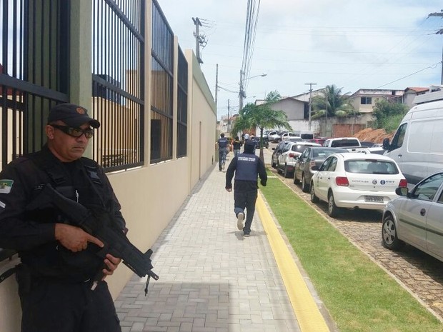PMs e seguranças do MP fazem buscas pelo servidor, que fugiu após os disparos (Foto: Fred Carvalho/G1)