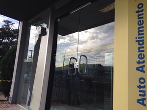 Suspeitos quebraram vidro de agência com picareta (Foto: Douglas Márcio/RBS TV)
