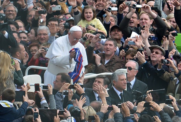Papa Francisco com a bandeira do time de futebol argentino San Lorenzo na Missa de Páscoa neste domingo (31), no Vaticano (Foto: Vicenzo Pinto/AFP)