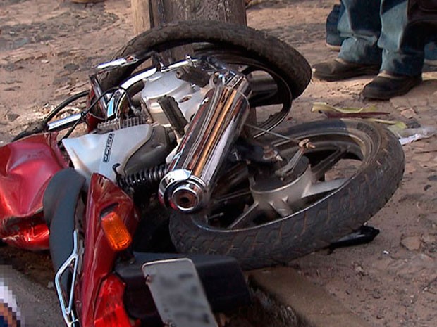 Motoclista colidiu contra poste na Calçada (Foto: Imagens / TV Bahia)