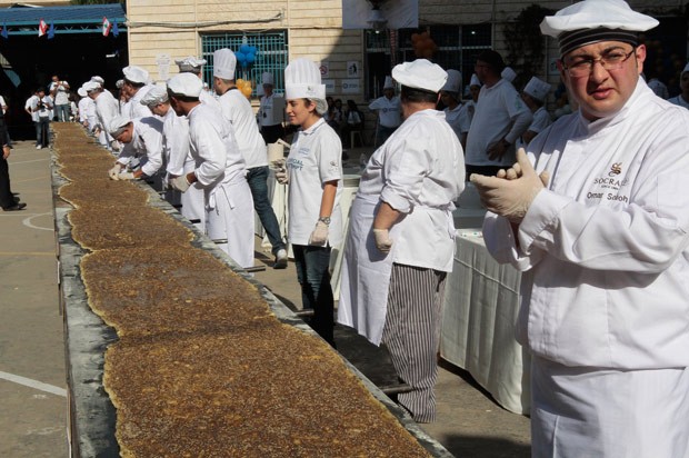 Por recorde, chefs libaneses prepararam prato tradicional conhecido como manousheh de 32 metros  (Foto: AFP)