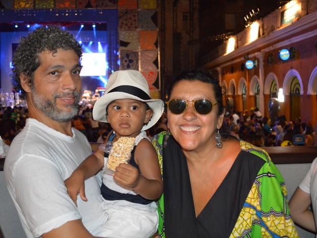 Regina Casé com o marido, Estevão Ciavatta, e o filho caçula, Roque, em show em Salvador, na Bahia (Foto: Felipe Souto Maior/ Ag. News)