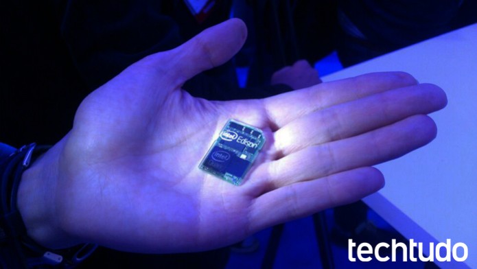 Edison é computador da Intel equivalente a Pentium quad-core que tem o tamanho de um cartão SD (Foto: Fabrício Vitorino/TechTudo)