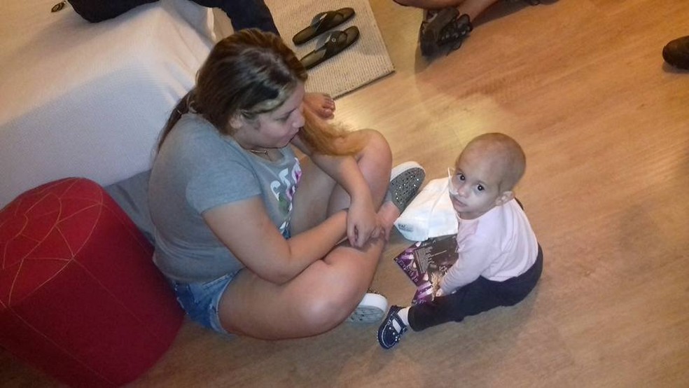 A cantora sertaneja Marília Mendonça brinca com Sophia em hotel de Ribeirão (Foto: Arquivo Pessoal)