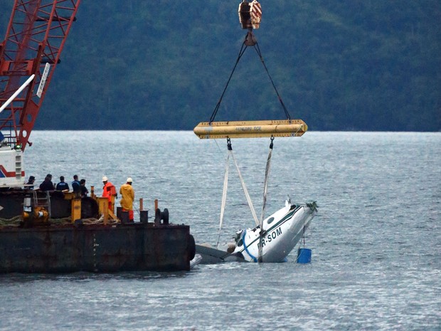 - Guindaste iça no final da tarde deste domingo (22) os destroços do avião que caiu no mar com o ministro do Supremo Tribunal Federal (STF), Teori Zavascki, e mais quatro pessoas próximo à Ilha Rasa, a dois quilômetros de Paraty (RJ). O acidente ocorreu n (Foto: Fábio Motta / Estadão Conteúdo)