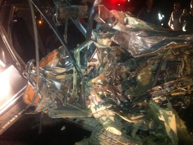 Acidente envolvendo seis veículos na BR-101, em Campos, deixa um morto e dezenas de feridos. (Foto: Letícia Bucker)