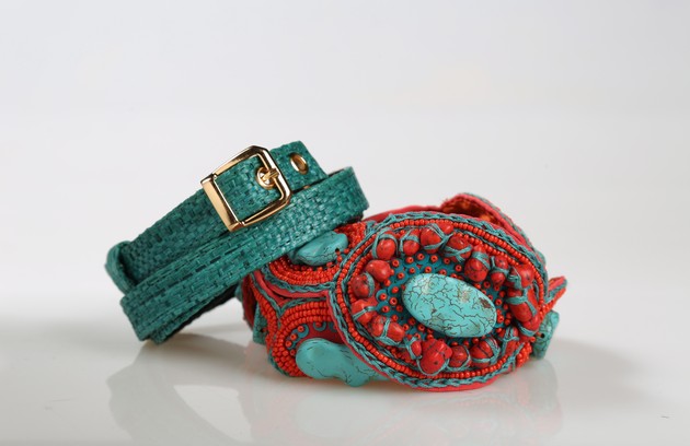 Cinto com miçangas coral e turquesa da Maria Mendes (R$450) e cinto fino de palha verde da Vig (R$130) (FOTO: Paula Giolito) Cinto com miçangas coral e turquesa da Maria Mendes (R$450) e cinto fino de palha verde da Vig (R$130) (FOTO: Paula Giolito)