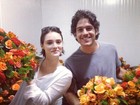 Isabelle Drummond e Marco Pigossi fazem arranjos de flores