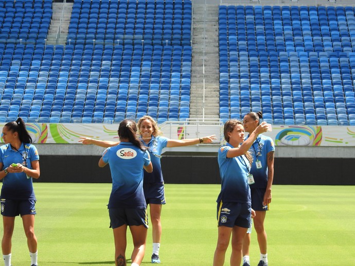 Brasileiras fazem selfie na Arena Dunas (Foto: Cíntia Barlem)