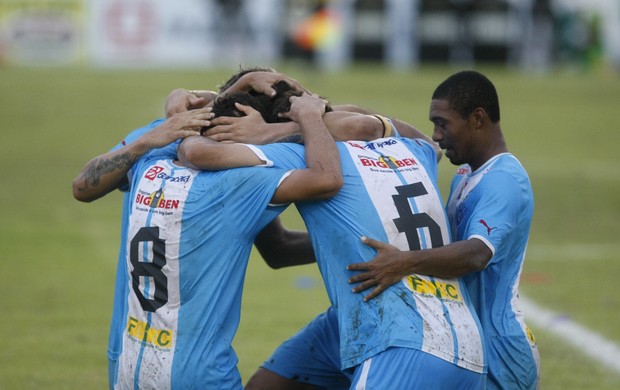 Jogadores do Paysandu comemoram o terceiro gol da vitória sobre o Paragominas (Foto: Marcelo Seabra / O Liberal)