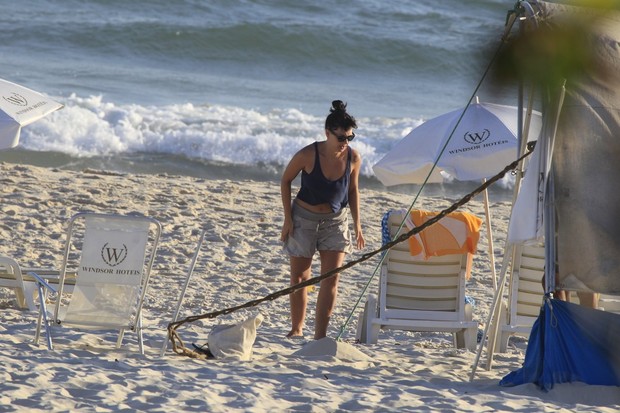 Fabíula Nascimento na praia (Foto: Delson Silva / AgNews)