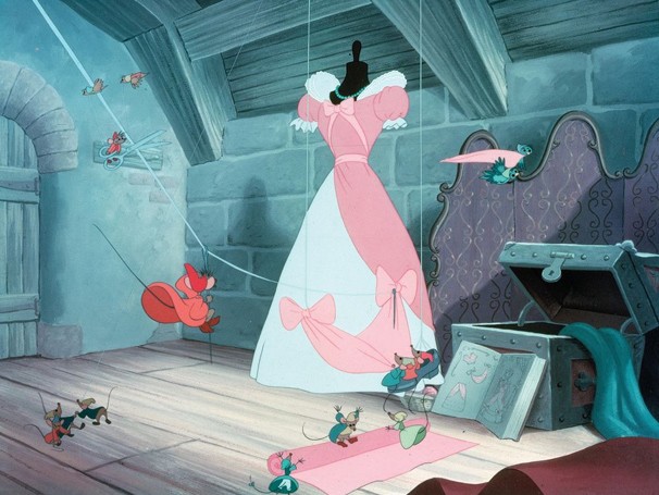 Os ratinhos e passarinhos ajudam a criar o vestido perfeito para o baile (Foto: Divulgação / Disney Media Distribution)