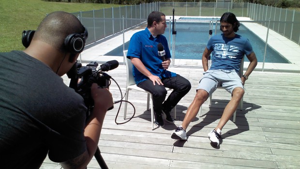 Guido Nunes, do SporTV, entrevista atacante Loco Abreu (Foto: Fábio Grijó)