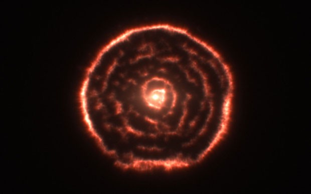 Imagem feita pelo telescópio Alma mostra camada de gás e poeira ao redor da estrela vermelha gigante R Sculptoris (Foto: Telescópio Alma/ESO)