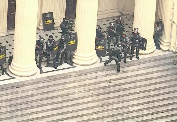 Policiais formam cordão de segurança diante da Assembleia legislativa do Rio (Alerj) em dia de greve geral (Foto: Reprodução/TV Globo)