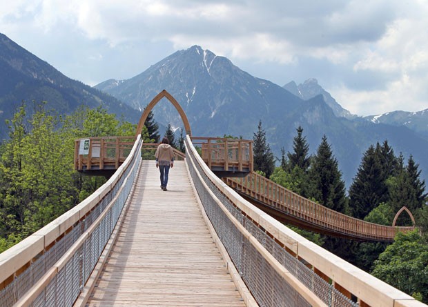 Passarela de madeira nos Alpes, no sul da Alemanha (Foto: Karl-Josef Hildenbrand /AFP)