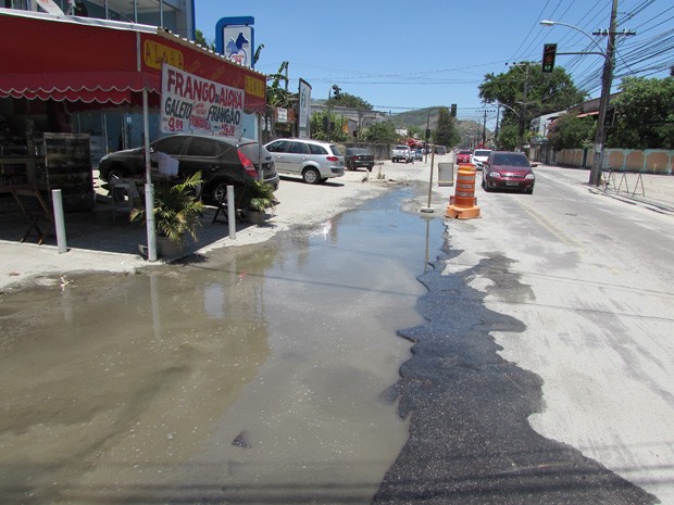 G1 Imagens mostram grande vazamento de água na Zona Oeste do Rio