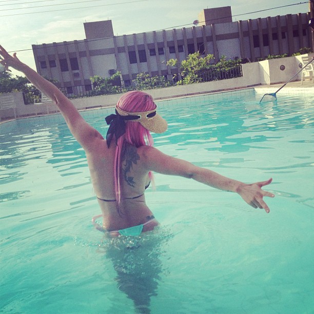 Ego Thais Bianca Inicia O Ano De 2013 Tomando Banho De Piscina Noticias De Famosos