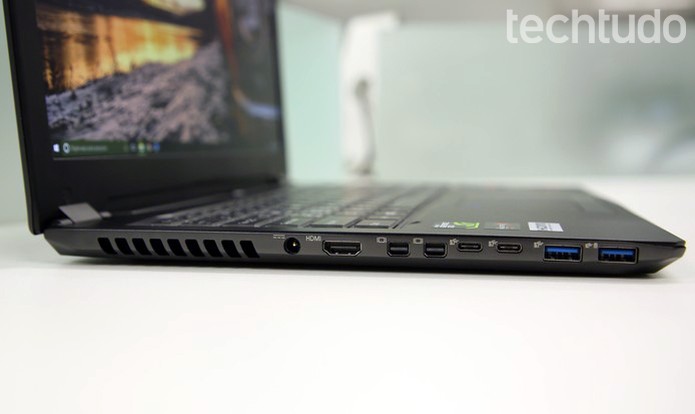 Mesmo leve e fino, o notebook não abre mão das principais conexões (Foto: João Gabriel Balbi/TechTudo) Mesmo leve e fino, o notebook não abre mão das principais conexões (Foto: João Gabriel Balbi/TechTudo)