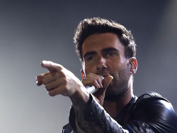 O vocalista-galã do Maroon 5 arrancou suspiros das fãs (Foto: Felipe Dana/AP) O vocalista-galã do Maroon 5 arrancou suspiros das fãs (Foto: Felipe Dana/AP)