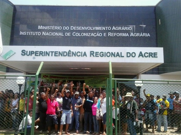 Agricultores se reuniram em frente ao prédio do Incra (Foto: Aline Nascimento/G1)