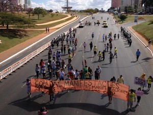 Cerca de 60 manifestantes promoveram um protesto em Brasília, contra a Copa do Mundo, durante o jogo entre Colômbia e Costa do Marfim (Foto: Felipe Néri / G1)