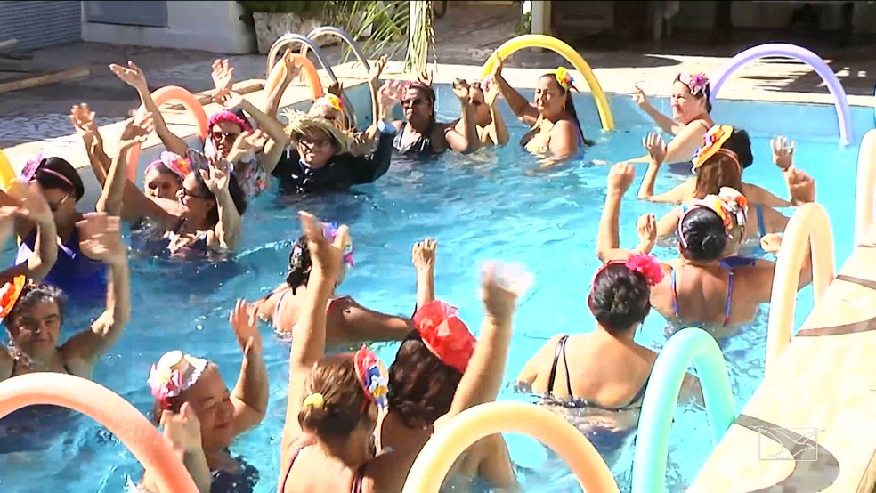 Com muito chame e vigor, mulheres fazem exercícios tradicionais da hidroginástica no ritmo do forró. (Foto: Reprodução/TV Mirante)