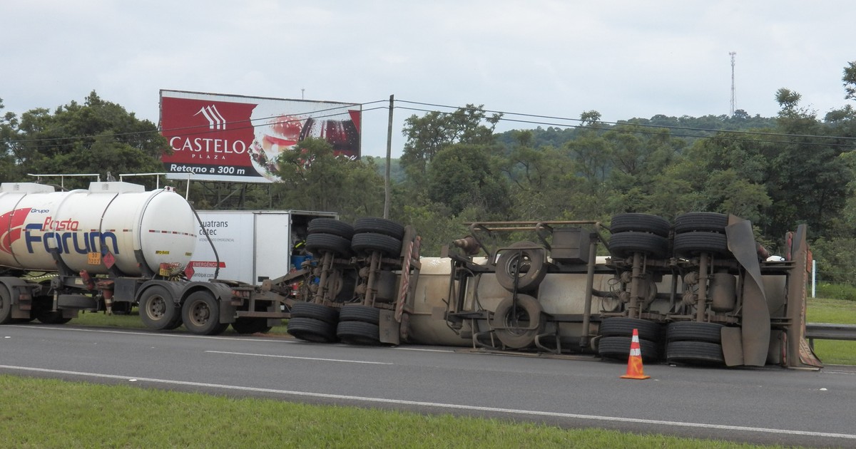 G1 Tombamento de caminhão óleo diesel deixa trânsito lento na SP