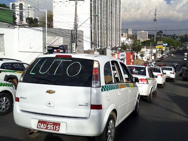 Taxista fazem protesto em Cuiabá (Foto: Stephanie Freitas/G1)