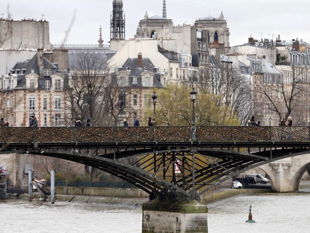 Cadeados enfeitam a Pont des Artes (Foto: Charles Platiau/Reuters)