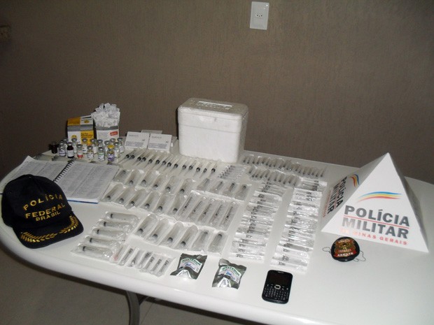 PF apreendeu anabolizantes, carros e caderno com anotações em Alfenas, MG (Foto: Polícia Federal)