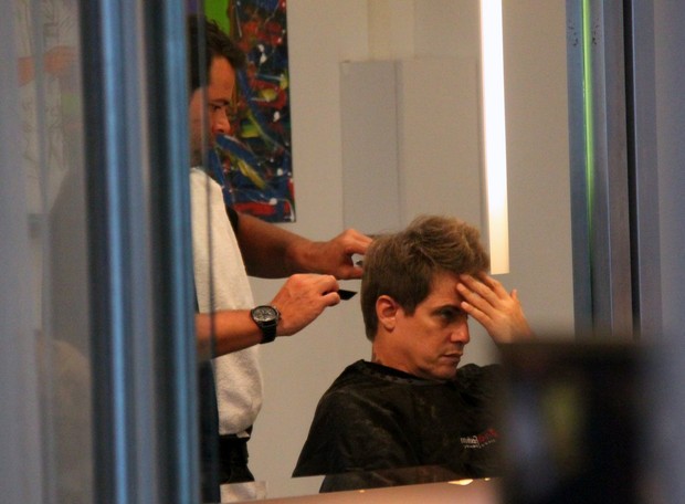 Edson Celulari cortando o cabelo (Foto: Gabriel Rangel / Agnews)