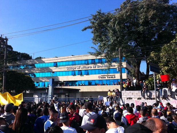 Manifestantes com bandeiras diante da Subprefeitura de M'Boi Mirim, na Zona Sul (Foto: Thaiane Stochero/G1)