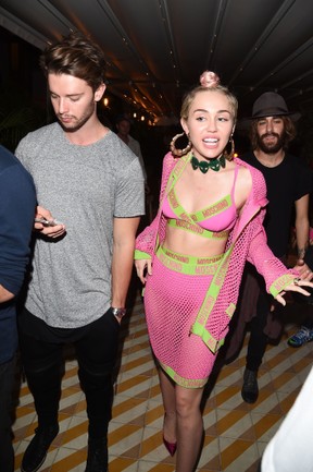 Patrick Schwarzenegger e Miley Cyrus em festa em Miami, nos Estados Unidos (Foto: Venturelli/ Getty Images)